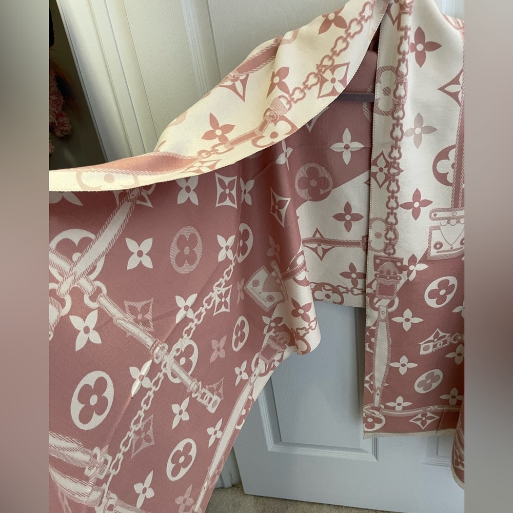 Beautiful Scarf NWT - Picture 2 of 2